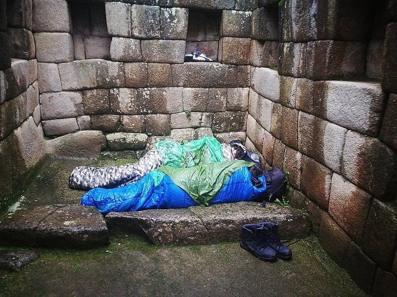 Turistas argentinos son descubiertos durmiendo en pleno Machu Picchu